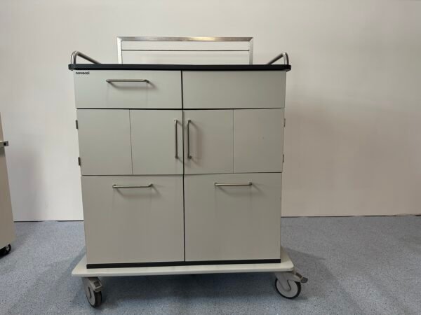 Novocal Pflegewagen / Stationswagen mit Schubladen, Türen und Körben