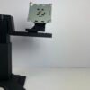 Doppel-Monitorhalterung mit Standfuß und zwei schwenkbaren Monitoraufnahmen