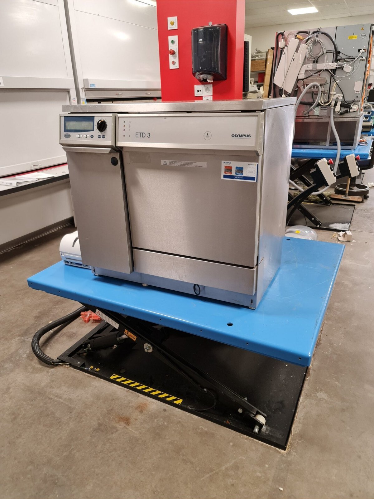 Olympus ETD 3 auf der Hebebühne in der Werkstatt