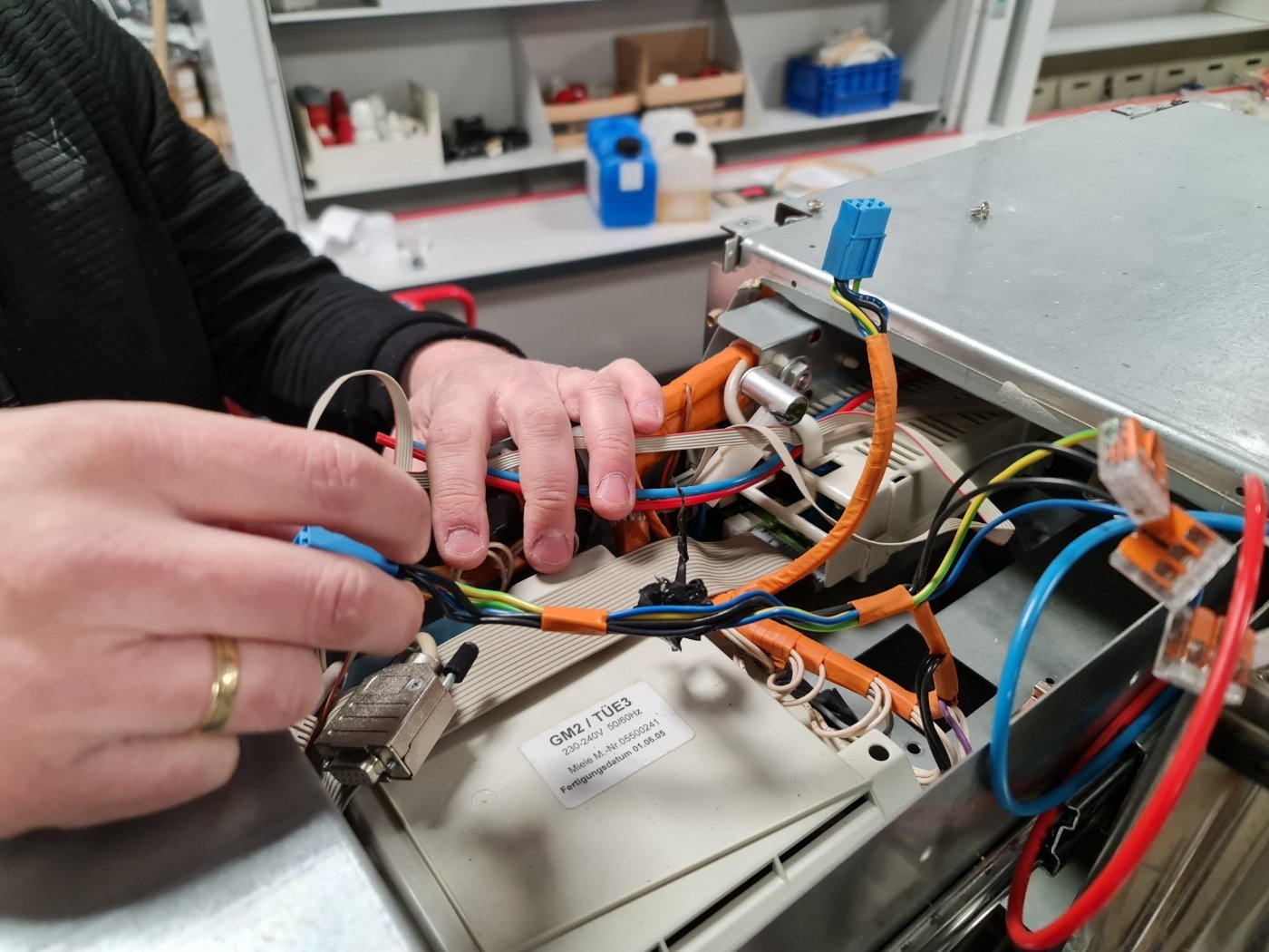 Techniker bei der Reparatur an der Steuerung eines Miele-RDG